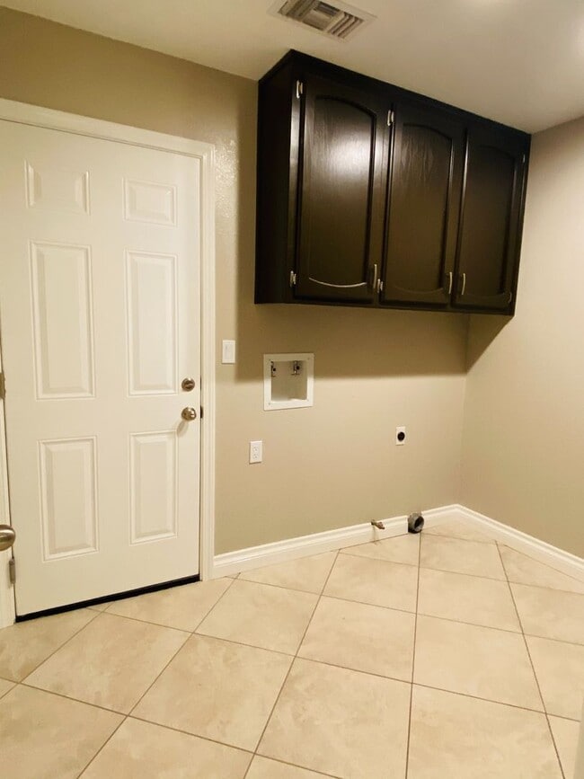 Building Photo - AVAILABLE NOW!!