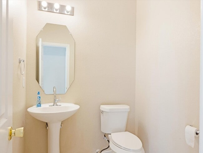 Building Photo - 1622 Stratford Dr