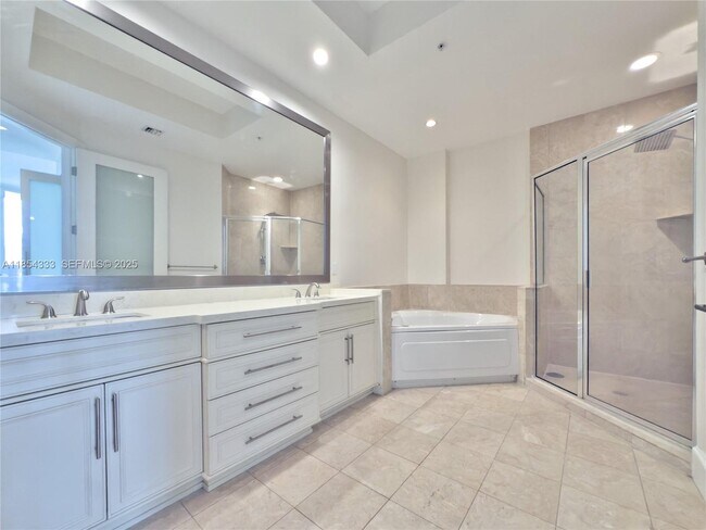 Building Photo - 848 Brickell Key Dr