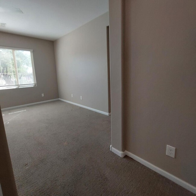 Building Photo - 1025 S 200th Ln