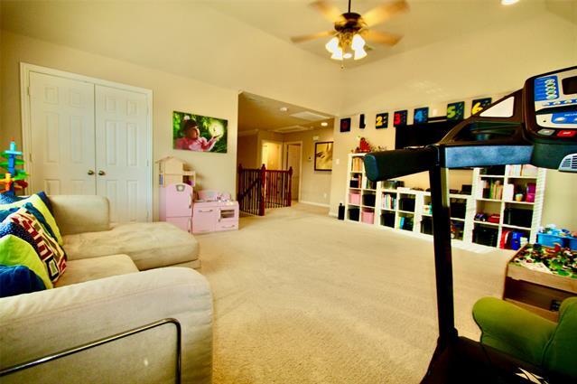 Building Photo - 2734 Greenway Dr