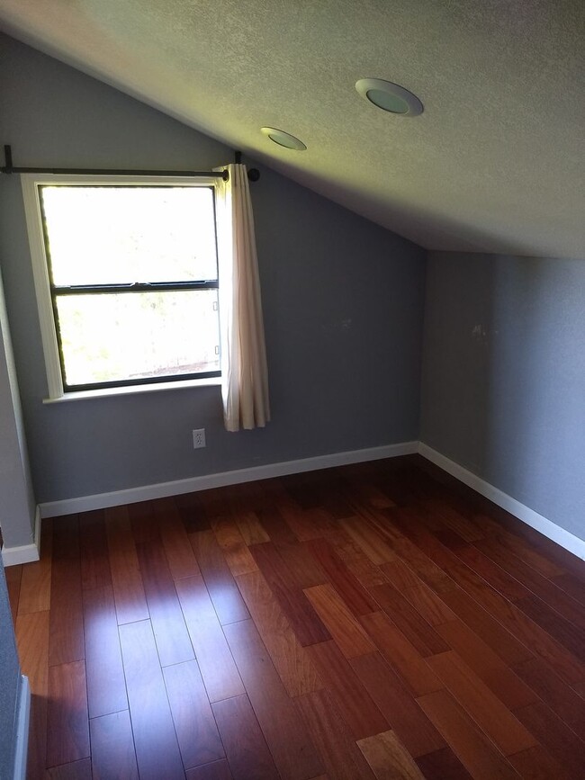 Building Photo - Updated 3 Bed 2.5 Bath Home!