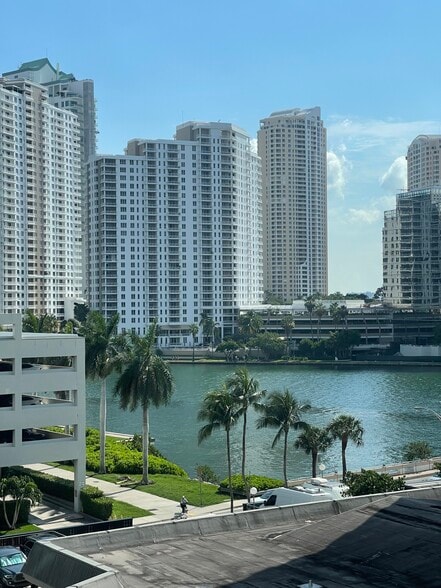 Building Photo - 825 Brickell Bay Dr