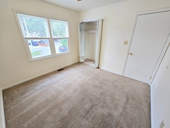 Building Photo - SPACIOUS 4 BED/2.5 TOWNHOME IN GREAT NECK!...