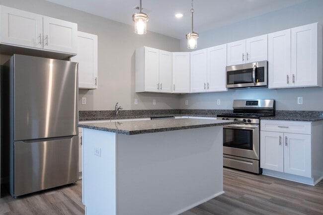 Building Photo - 344 E Stratford Ave