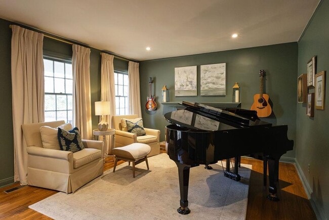 Building Photo - 3719 S Woodland Dr