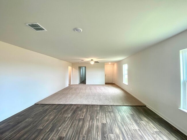 Building Photo - Brand new 4 bedroom, 2 bath home in the Pr...