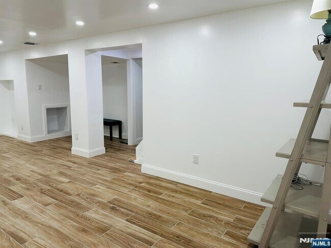 Building Photo - 11 Raymond Pl