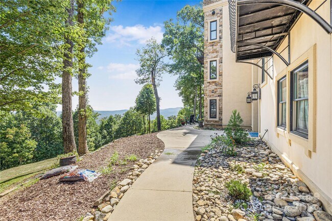 Building Photo - 49 Castle Ct