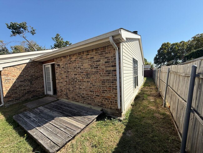 Building Photo - 3 Bedroom House in The Colony