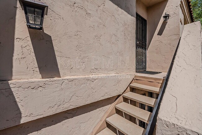 Building Photo - 9708 E Vía Linda