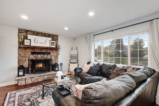 Building Photo - Beautiful home on large lot. Available 5/15