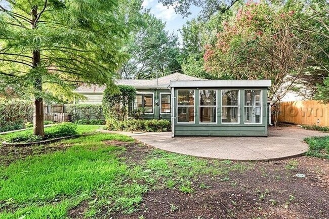 Building Photo - Charming home located in Ridglea North