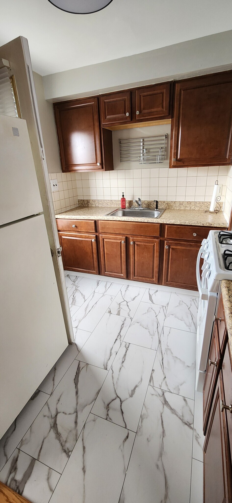 Kitchen - 72 Montfort Dr