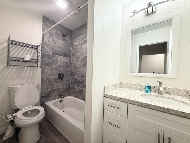 Building Photo - Pet Friendly Hidden Gem Unit- 3 BD/ 2.5 Ba...