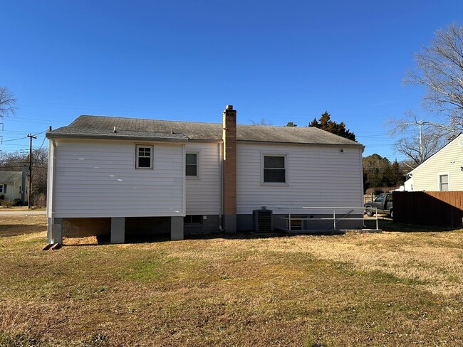 Building Photo - Adorable 3 bedroom 2 bath rancher in Chest...