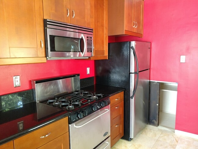 Building Photo - 820 Bank St