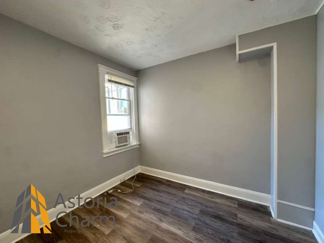 Building Photo - 4 Bedroom or 3 Bedroom with Den Home with First Floor Bedroom on Homestead Street