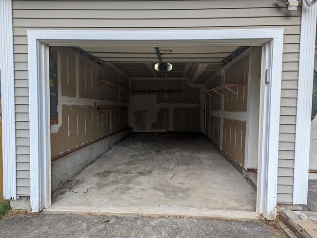 Building Photo - 33 Hallock St