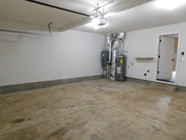 Building Photo - 4Bd/2.5Ba Two Story House - Available to View!