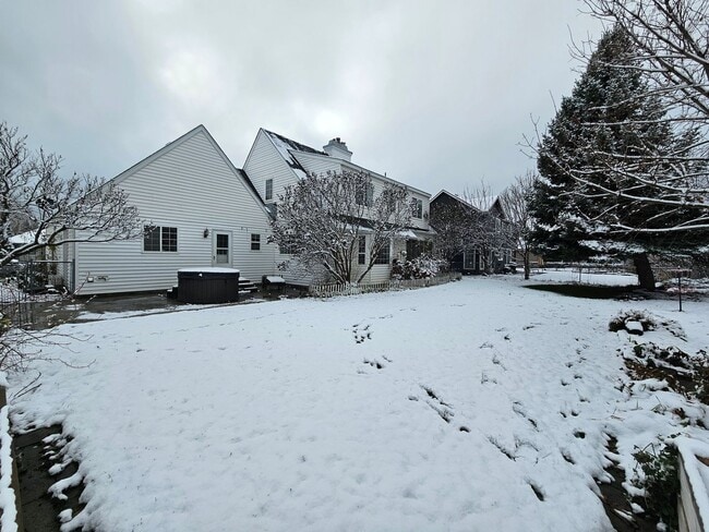 Building Photo - Beautiful Home in the Valley