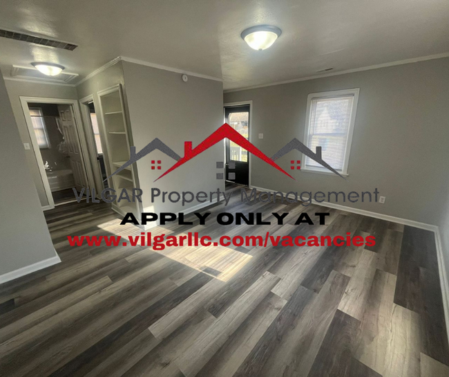 Building Photo - 2 comfortable bedrooms & 1 full bath house...