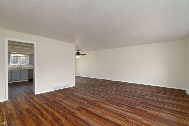 Building Photo - 8671 Ashwood Dr