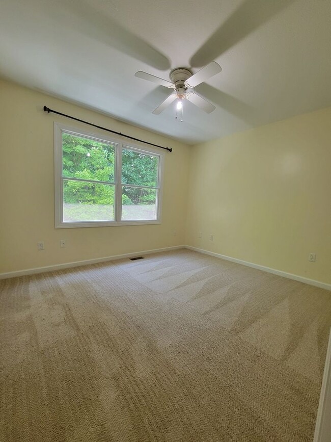 Building Photo - 3 bed 2.5 bath on West Run Road -- Available 04/01/26