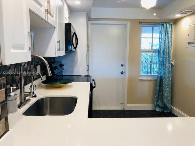 Building Photo - 2850 N Palm Aire Dr
