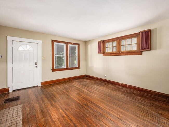 Building Photo - 385 E 13th Ave