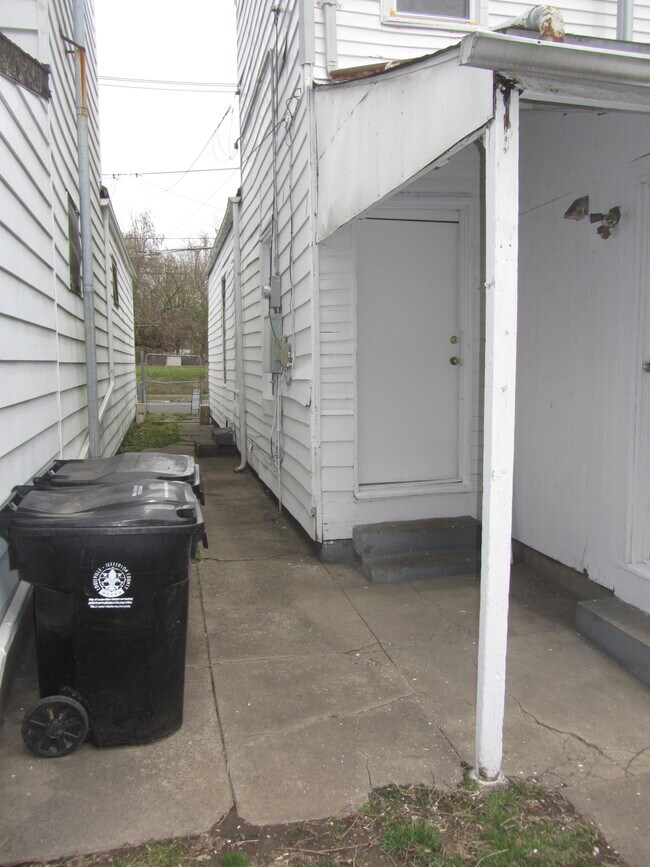 Building Photo - 606 E Kentucky St