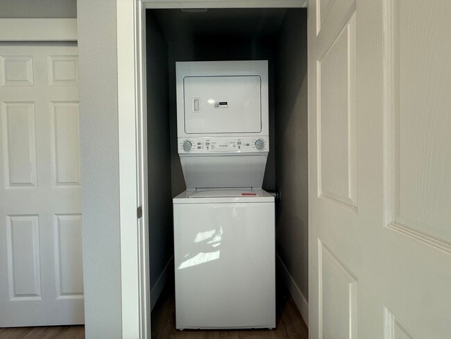 Building Photo - AVAILABLE NOW!  Newly Remodeled 1 bedroom, 1 bath in downtown area, won't last long!