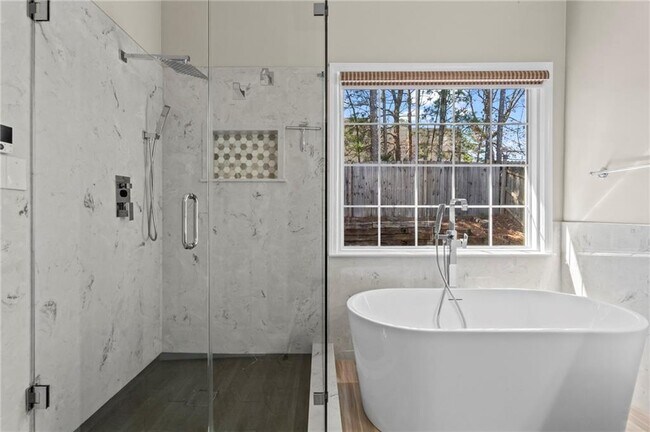 Building Photo - 3030 Northcliff Dr