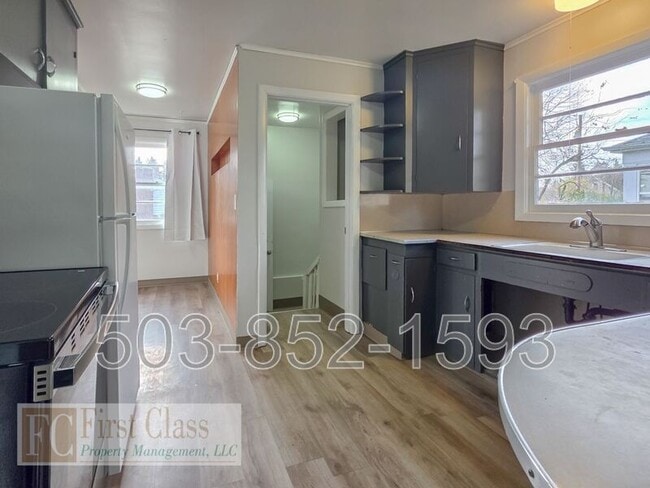 Building Photo - 5325 SE Reedway St