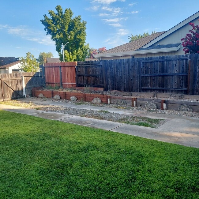 Building Photo - Nice 3bed and 2 bath home; excellent Roseville location