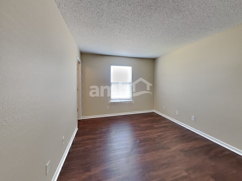 Building Photo - 2185 Shadowbrook Dr