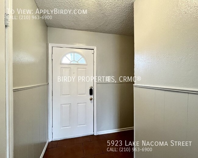 Building Photo - *4 Bed, 2 Bath Home Located in Lakeside**