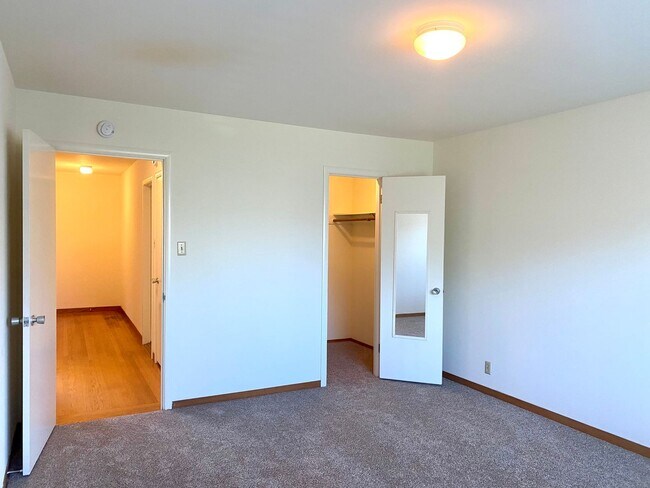 Building Photo - Immaculate 1BR/1BA! Downtown San Anselmo! Parking! Laundry! PROGRESSIVE