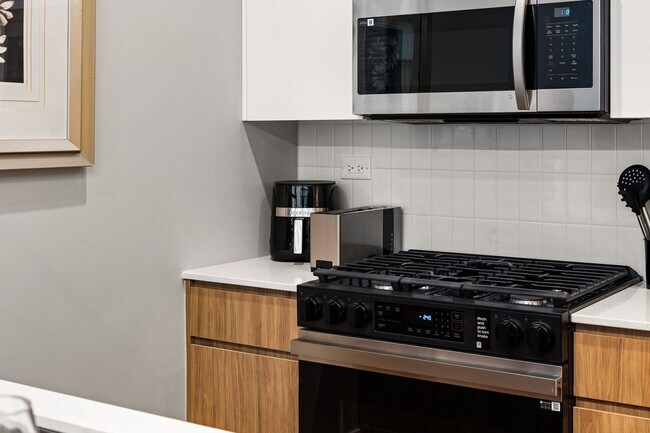 Building Photo - 6044 N Winthrop Ave