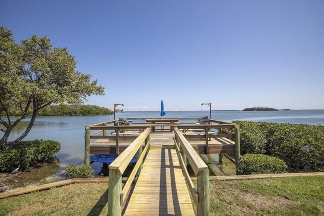 Building Photo - 1515 Pinellas Bayway S