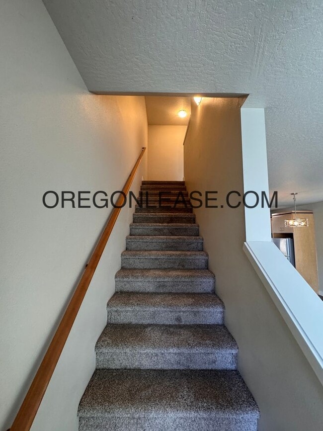 Building Photo - 3 bedroom 2.5 bath townhouse in Cal Young ...