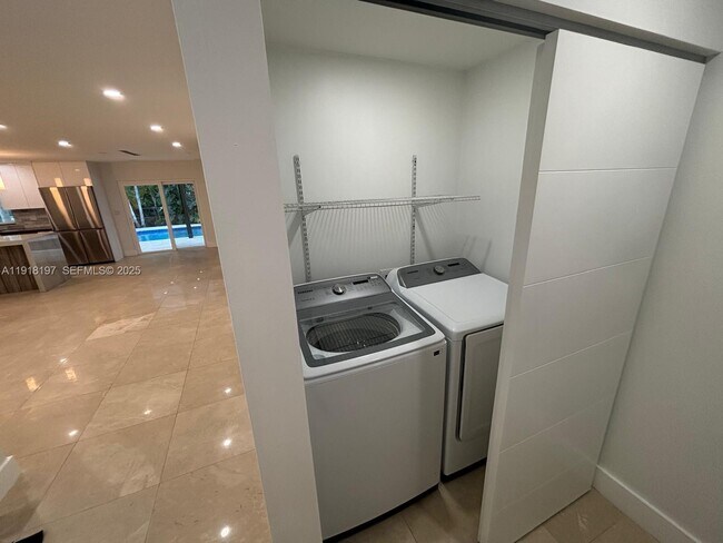 Building Photo - 2900 SW 16th St