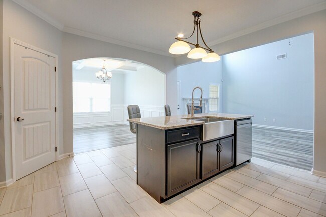 Building Photo - mega Huge wow. 4 bed 3 bath.