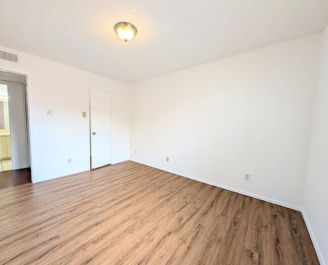 Building Photo - Bright & Well-Located 1BR/1BA Condo – Kendall Area