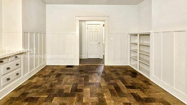 Building Photo - 4 Bed, 2 Bath Home with Fenced Yard / Vouchers Accepted / 12 to 18 month lease options available.