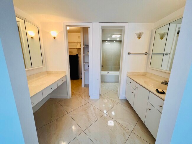 Building Photo - 801 Lake Shore Dr