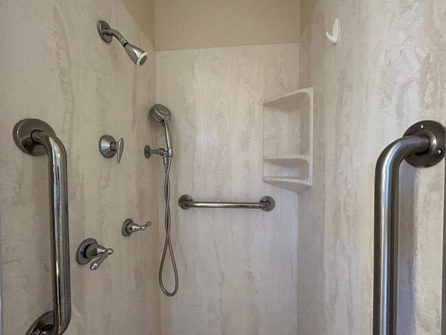 Building Photo - Nice Single Level Home with Attached Garag...