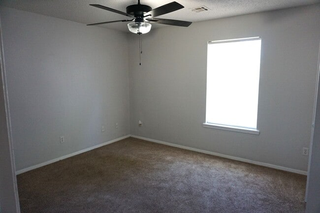 Building Photo - 3 Bed / 2 Bath Home on Cul de Sac in North Rogers - Easy access to 14th St, Shopping, Restaurants!