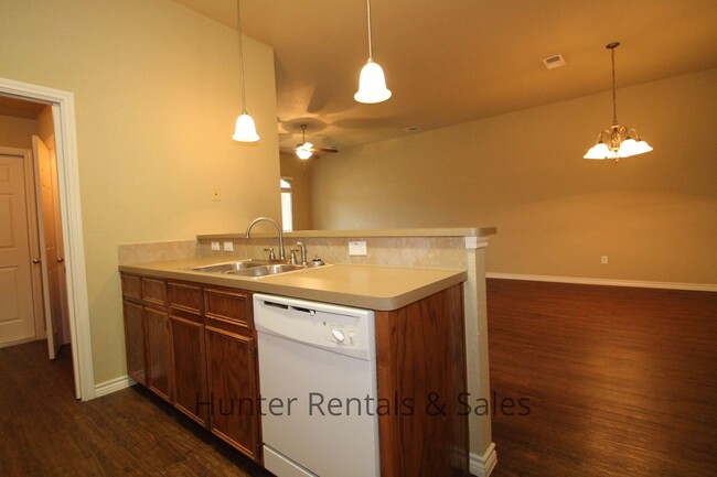 Building Photo - Luxury Duplex!