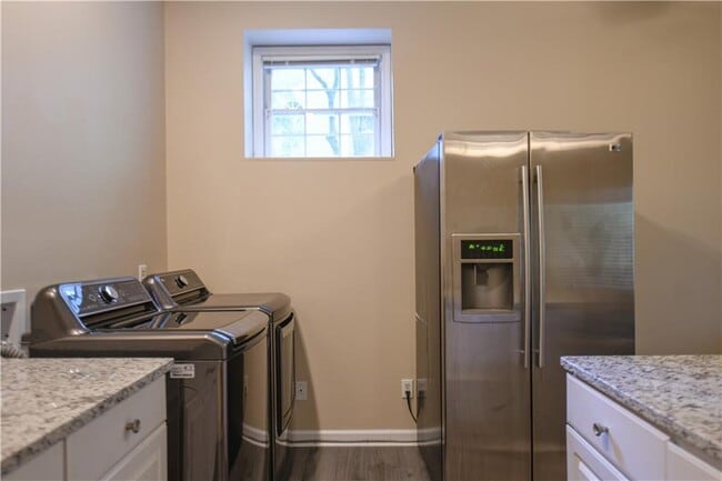 Building Photo - 304 Bridle Path